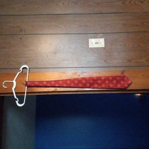 Men tie crest red with designs